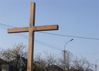 Kereszt megáldása a munkácsi Barakktelepen