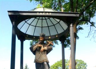 Nepomuki Szent János szobrának megáldása Ungváron