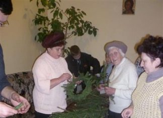 Adventi koszorúkötés