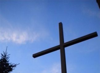 Teremtőnk a karjában tart minket