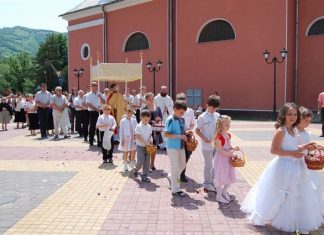 Úrnapi körmenet a város utcáin Rahón