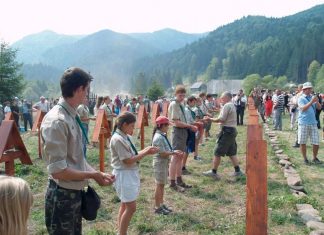 Cserkészeink Székelyföldön, katonáink sírjainál
