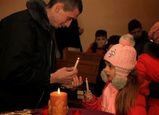 A Betlehemi Láng idei kárpátaljai központi fogadása és elosztása Nagyszőlősön