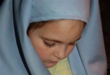 A kis Jézus megszületett, örvendjünk!