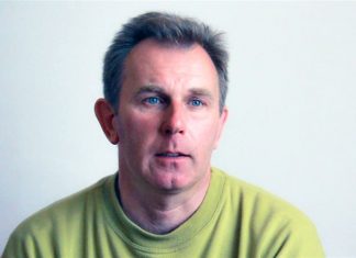 Látom megcsillanni a fényt a szemükben