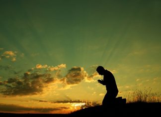 „Kérjetek és kaptok” terden allva