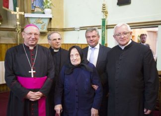 Visszakerült a kereszt az iskola falára Ajakon