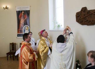 Fatimai Szűz Mária-szobor megkoronázása Sislócon