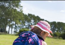 Kislány, aki hátrafelé lépked