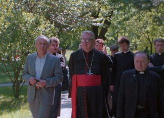 A Gondviselés keze vezetett